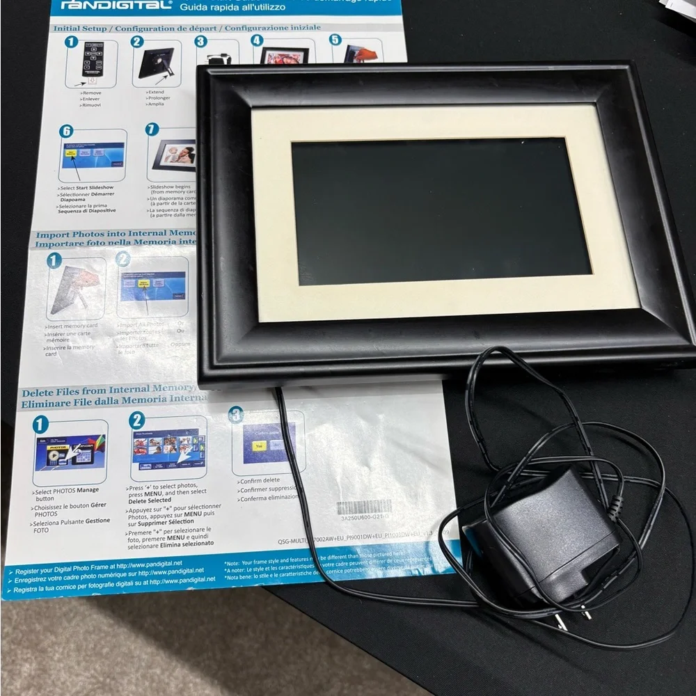 Digital Photo Frame with Black and White Design